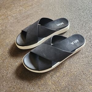 Mia black and white sandals size 8 1/2